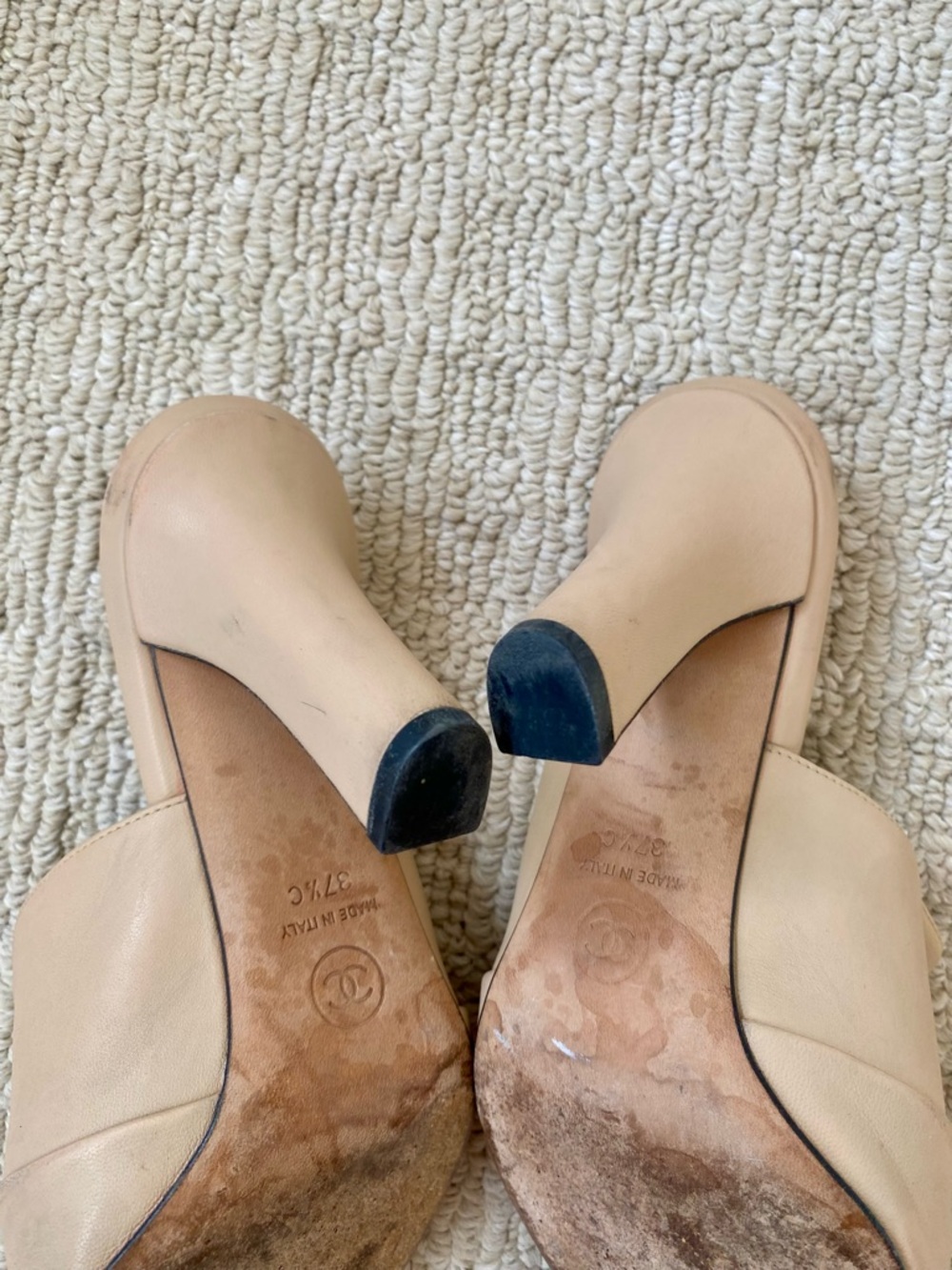 CHANEL Two-Tone Beige and Black Cap-Toe Mule Heels - size 7 1/2 - Picture 4 of 12